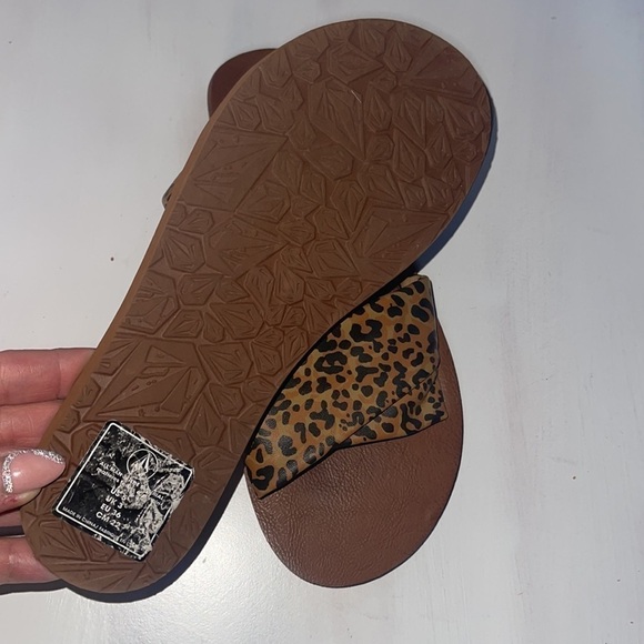 VOLCOM HAWTHORNE SANDAL - CHEETAH size 5 - Picture 4 of 5